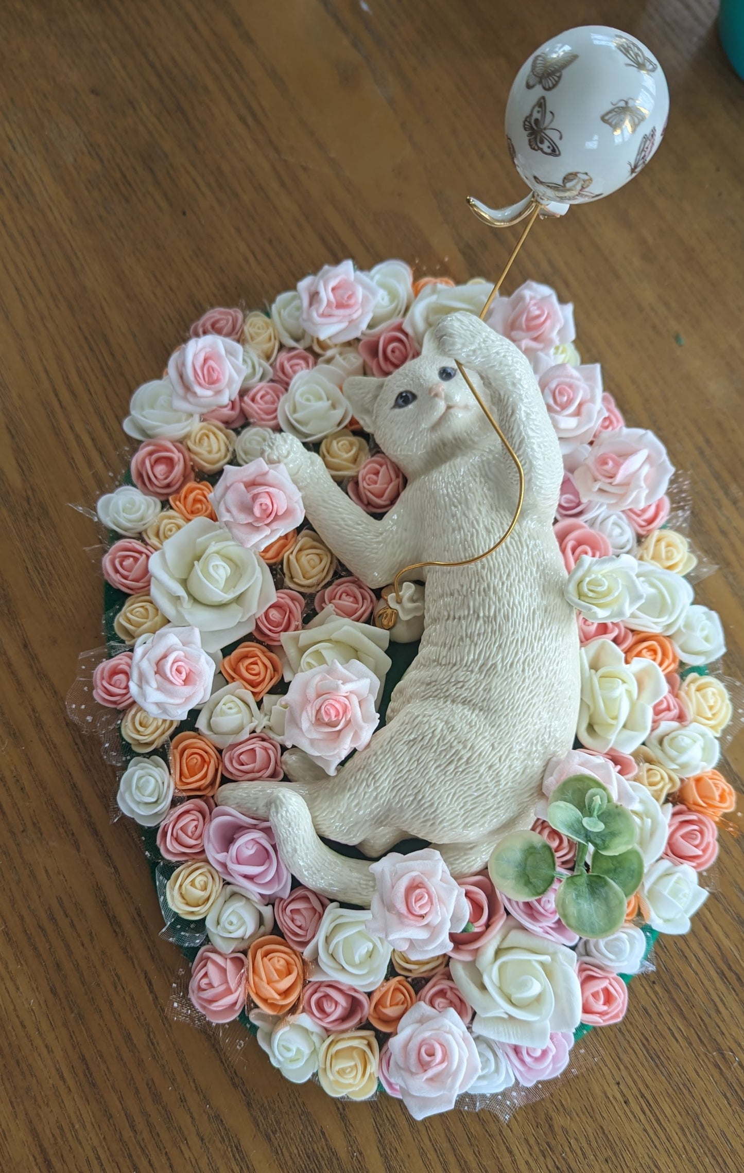 Center piece porcelain cat with forever roses garden.